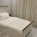 شقة فاخرة بصالة وثلاث غرف نوم